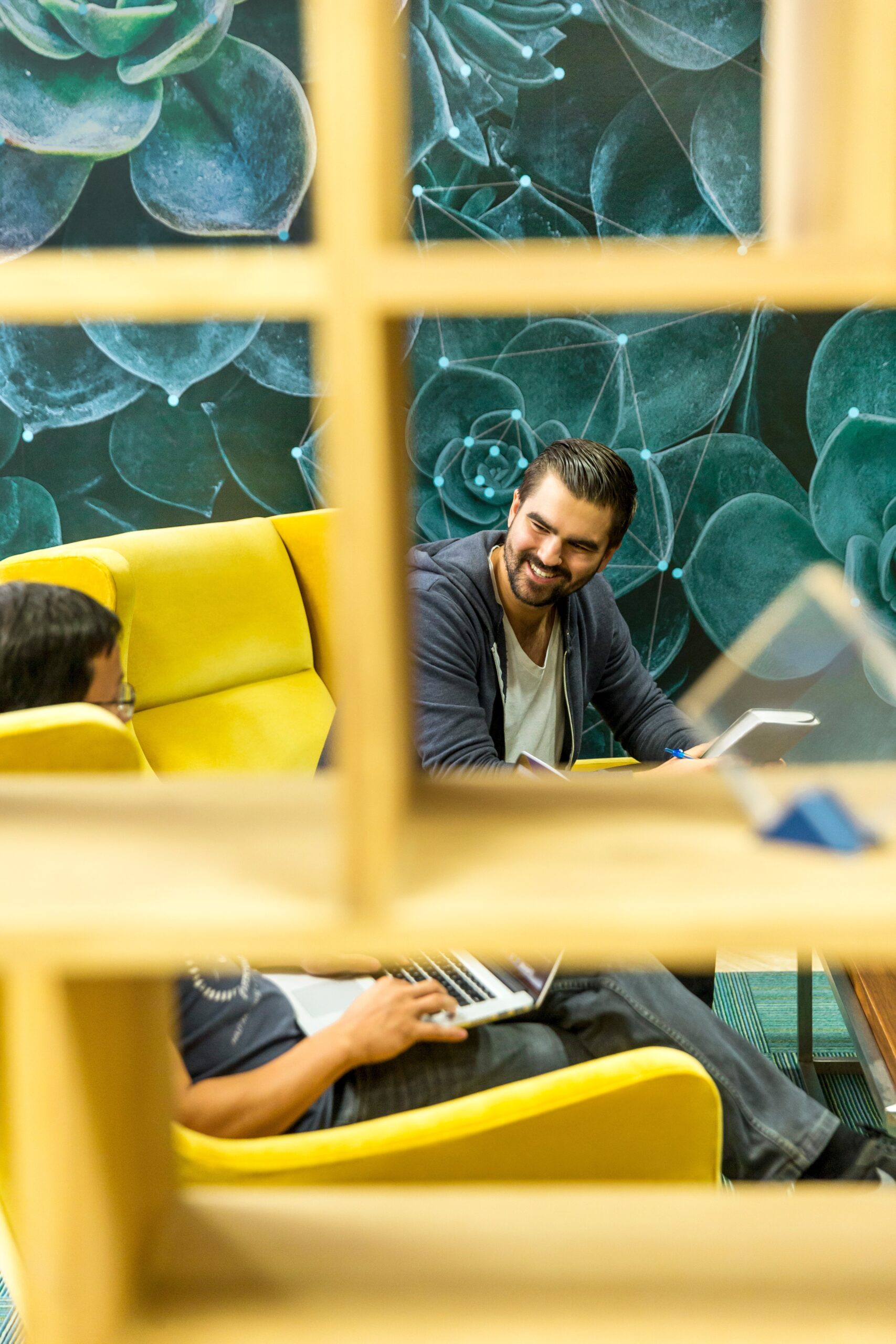 Business team working in an aligned environment